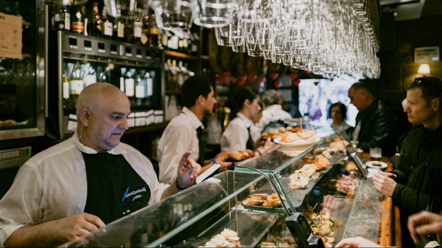 Unos camareros en un bar de pintxos de San Sebastián.