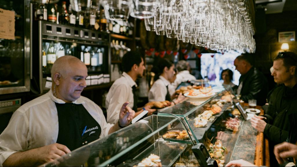 Unos camareros en un bar de pintxos de San Sebastián.
