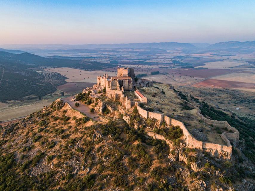 Vista aérea del Sacro Convento y Castillo de Calatrava la Nueva.
