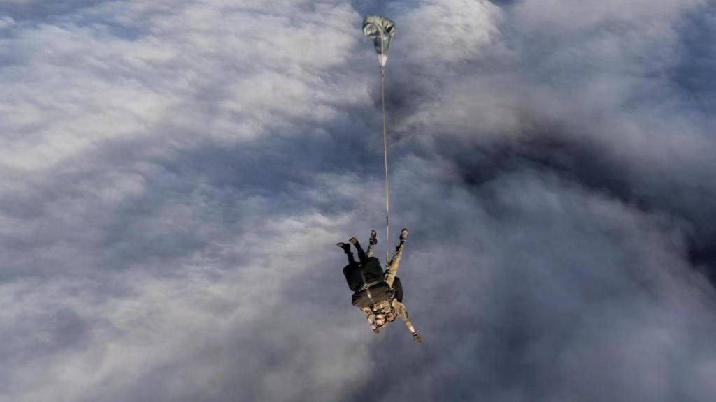 Imagen de médicos militares descendiendo en paracaídas sobre una roca volcánica perdida en el Atlántico Sur.