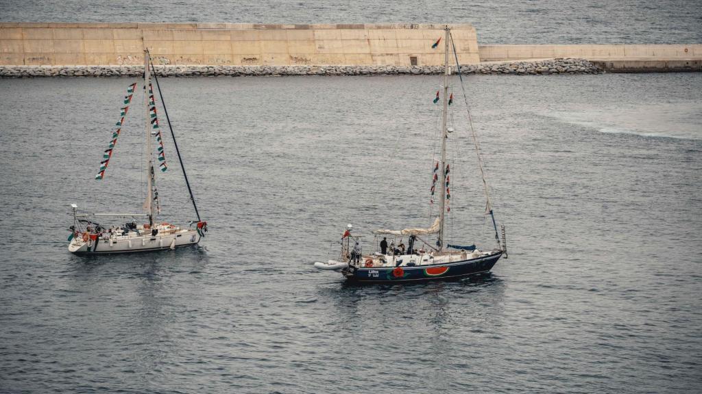 Embarcaciones de la Global Sumud Flotilla zarpan desde Barcelona rumbo a Gaza el 15 de abril de 2026 en una misión civil integrada por más de 70 barcos y un millar de participantes de distintos países.