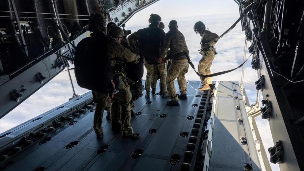 La RAF lanza paracaidistas y suministros médicos desde un A400 en Tristan da Cunha tras un caso sospechoso de hantavirus.