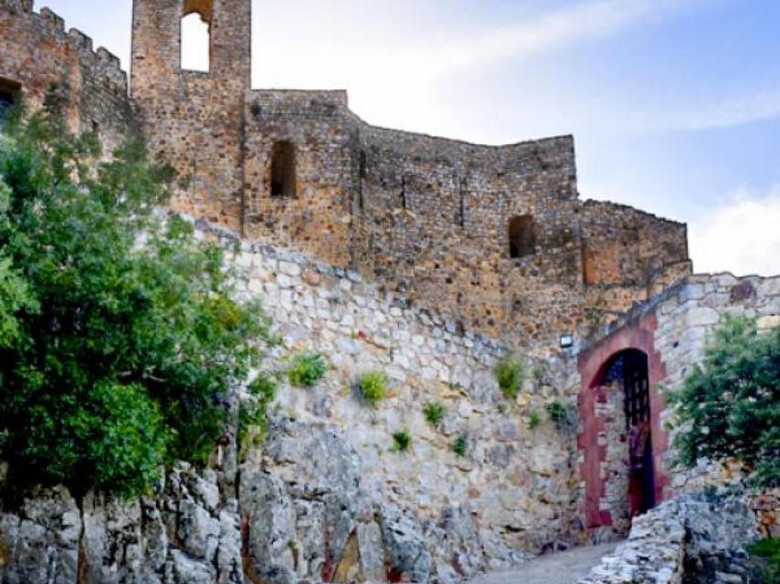Primera muralla del  Sacro Convento y Castillo de Calatrava la Nueva.