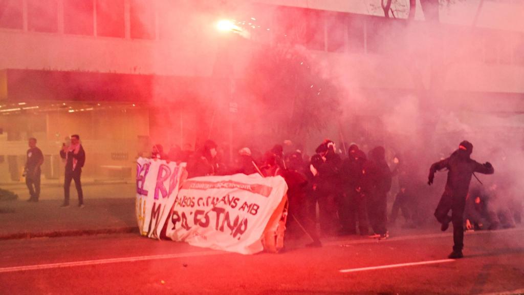 Disturbios durante una concentración en protesta por el ataque del ejército de Israel a la Global Sumud Flotilla, en la Plaza de Sants, a 30 de abril de 2026, en Barcelona.