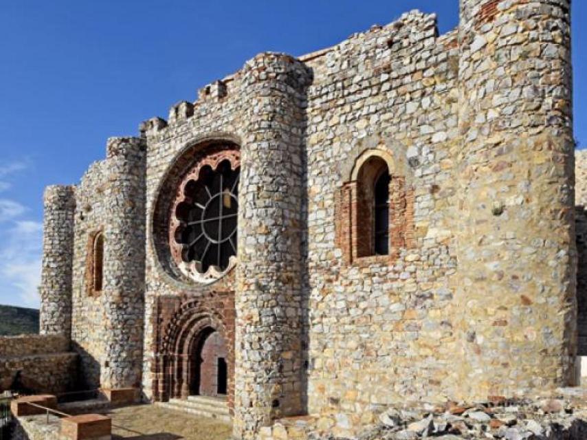 Fachada de la iglesia del Sacro Convento y Castillo de Calatrava la Nueva.