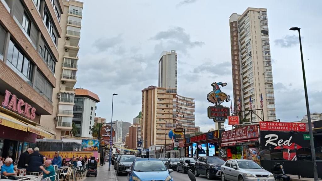 Una de las transitadas calles de la capital turística de la Costa Blanca, Benidorm.