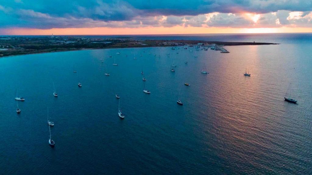 Embarcaciones de la Global Sumud Flotilla zarpan desde Barcelona rumbo a Gaza el 15 de abril de 2026 en una misión civil integrada por más de 70 barcos y un millar de participantes de distintos países.