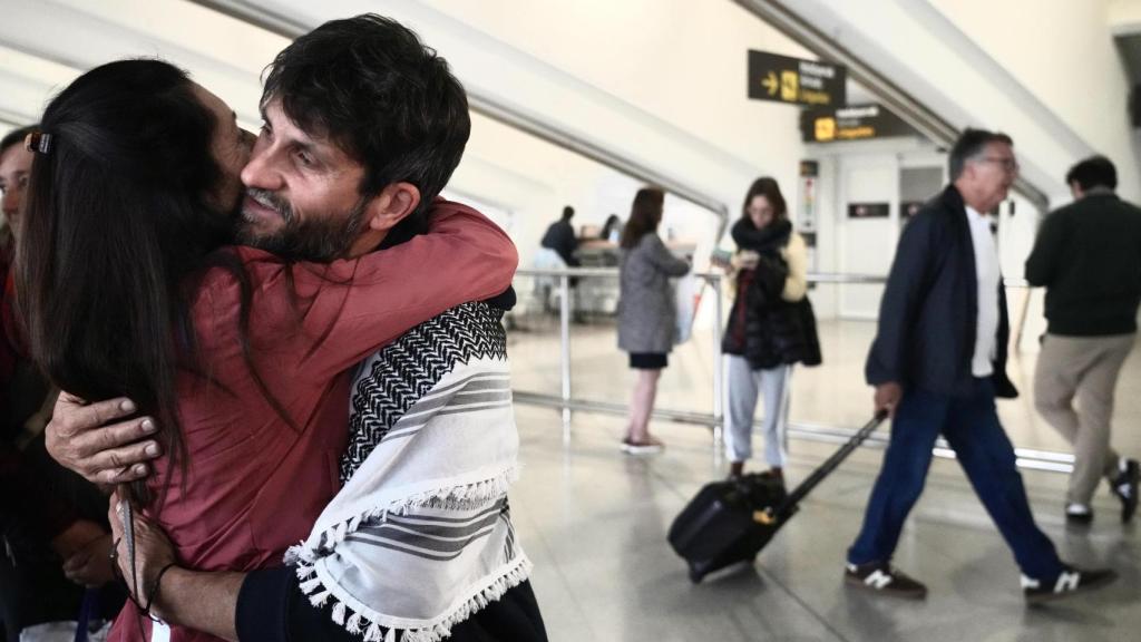 El activista y miembro de la Global Sumud Flotilla, Salim Malla, saluda a una familiar a su llegada a Bilbao tras ser retenido por Israel, a 4 de mayo de 2026.