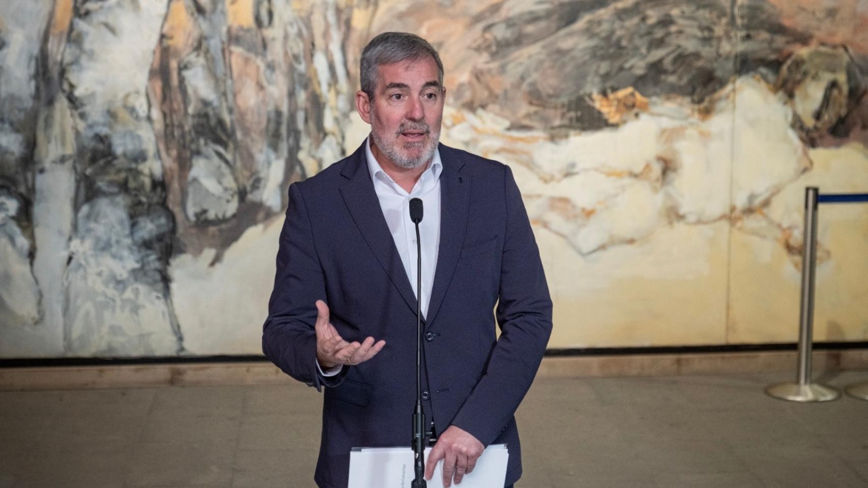 El presidente de Canarias, Fernando Clavijo, comparece ante los medios de comunicación este lunes.
