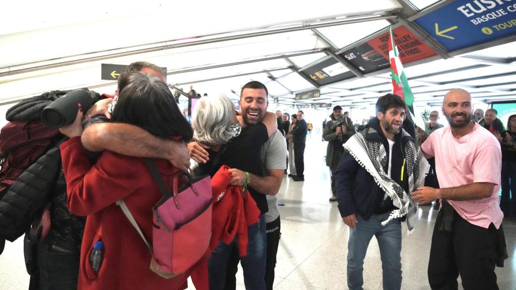 Varios participantes de la Global Sumud Flotilla llegan a Bilbao tras ser retenidos por Israel, a 4 de mayo de 2026.