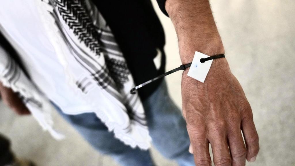 El activista y miembro de la Global Sumud Flotilla, Salim Malla, muestra la brida de identificación a su llegada a Bilbao el 4 de mayo de 2026.