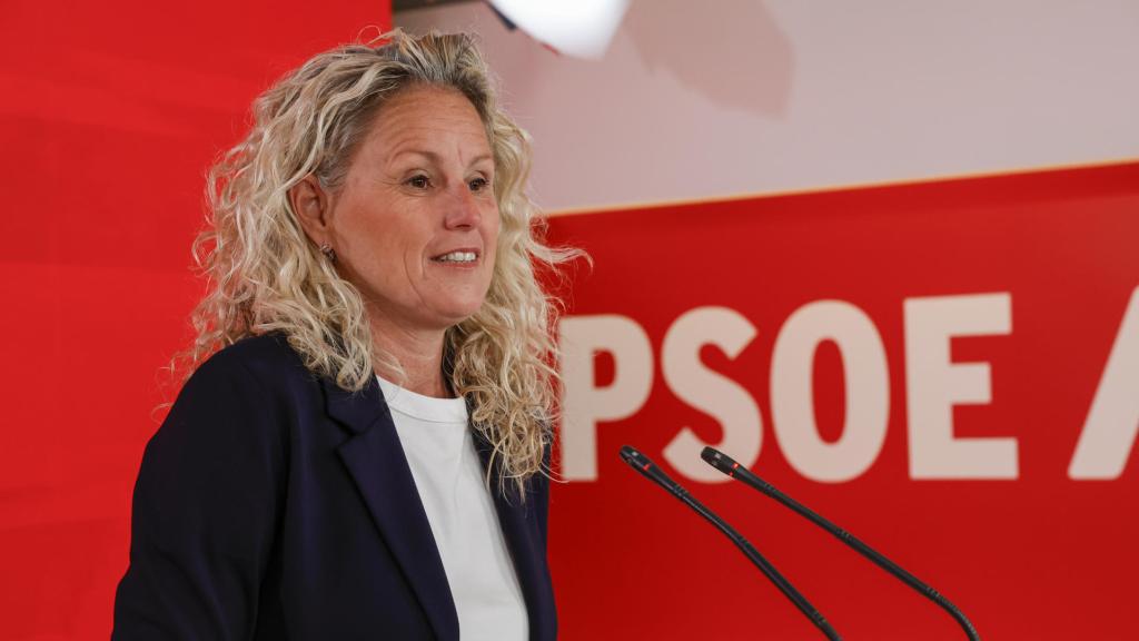 La portavoz del PSOE, Montse Mínguez, durante la rueda de prensa que ha ofrecido este lunes en Madrid.