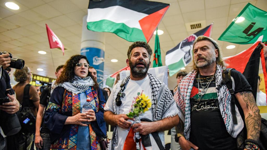 El activista de la Global Sumud Flotilla Saif Abukeshek (c) junto a su esposa Sally Issa (i) y el miembro de la Global Sumud Flotilla Eduard Lucas (d) a su llegada al Aeropuerto Josep Tarradellas Barcelona-El Prat, a 10 de mayo de 2026, en Barcelona, Catalunya (España).