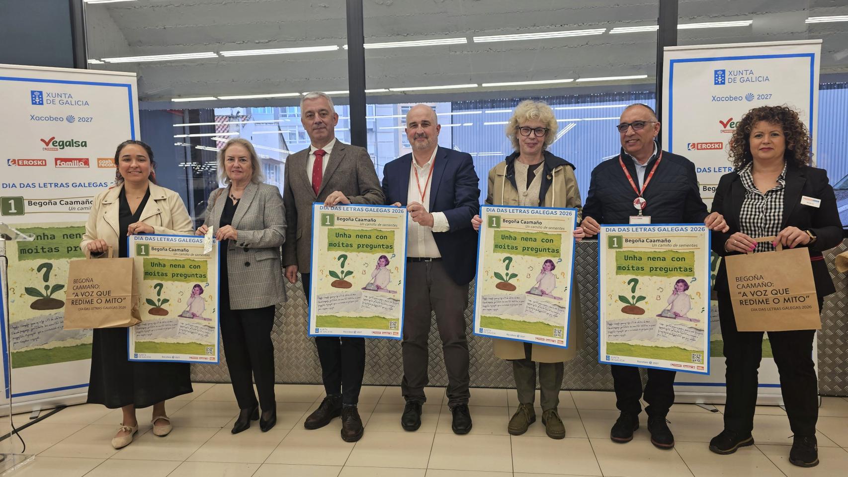 Acto pegada de carteles de la campaña por el Día das Letras Galegas de Vegalsa-Eroski