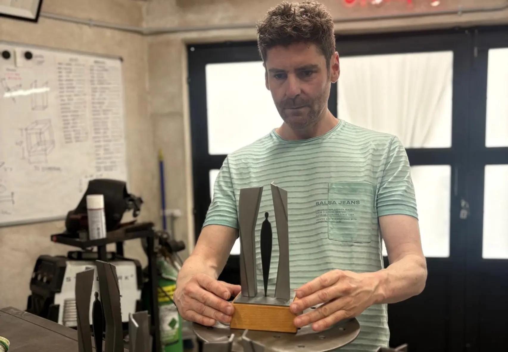 Juanpe Somoza trabajando en su taller en los premios Los Gigantes.