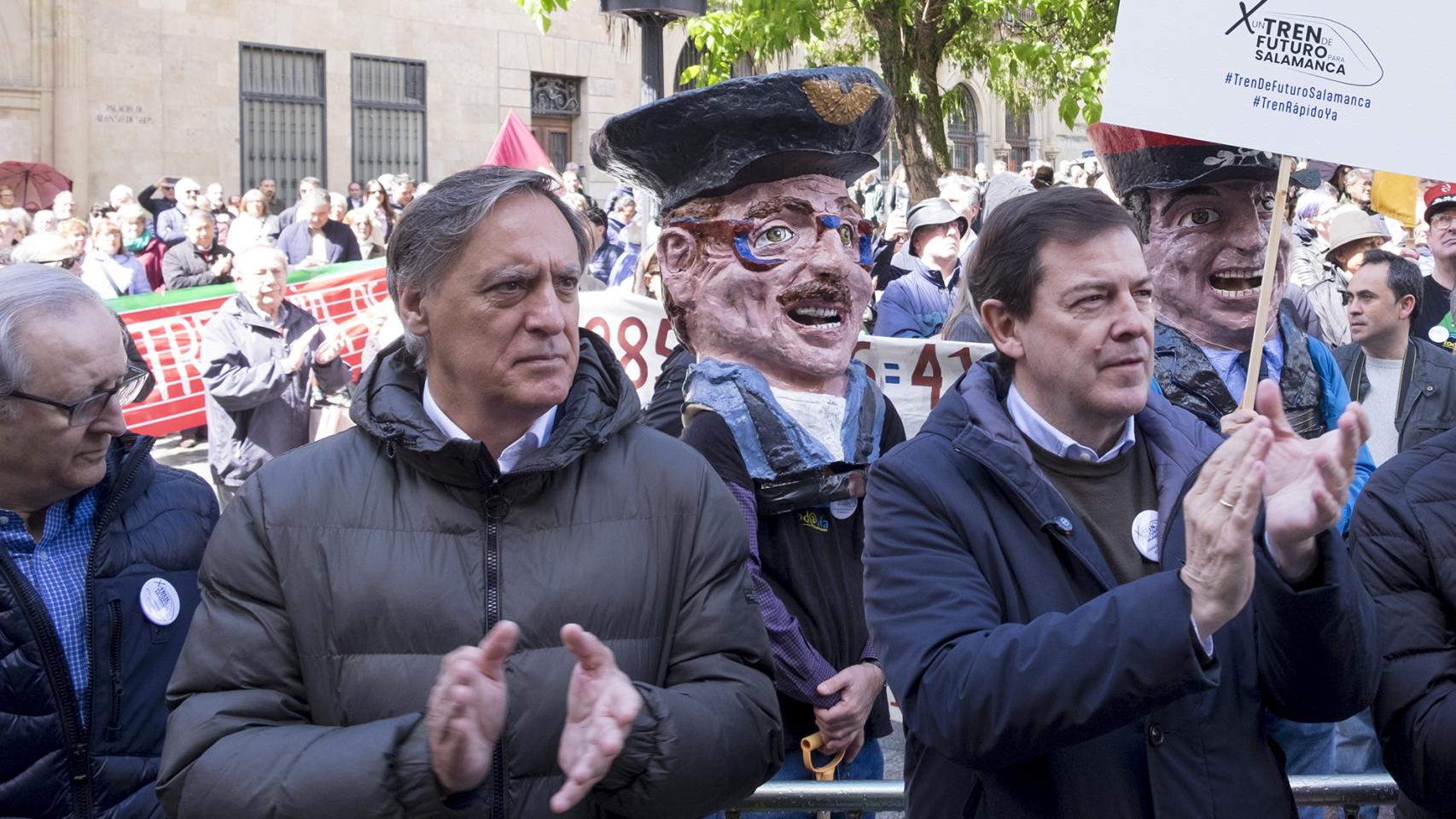 El alcalde de Salamanca, Carlos García Carbayo, el presidente de la Junta, Alfonso Fernández Mañueco en la manifestación 'Por un tren con futuro' de este pasado domingo.