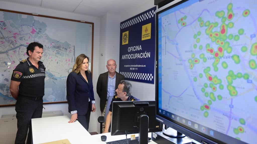 Catalá durante su visita a la oficina antiocupación en junio. EE
