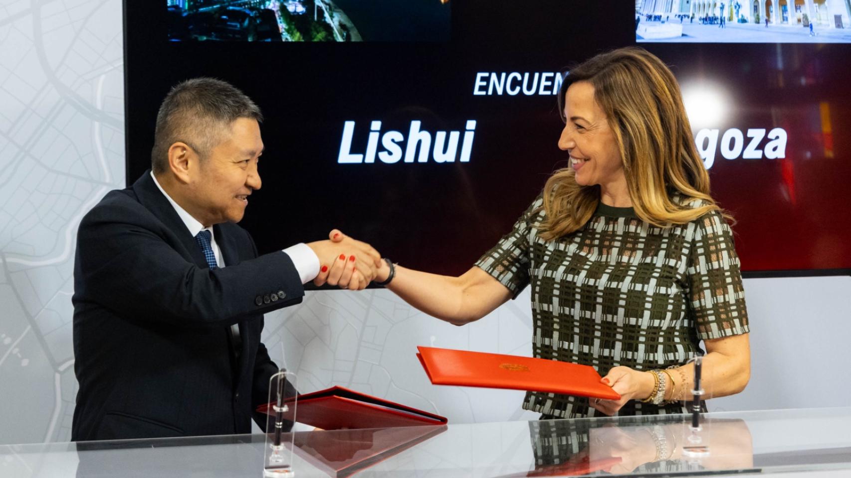 La alcaldesa y su homólogo asiático, Zhu Linsen, han suscrito el acuerdo, este lunes, en el Ayuntamiento de Zaragoza.