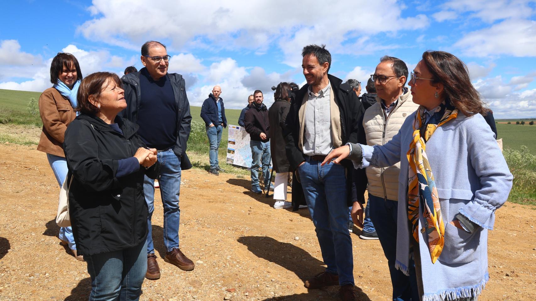La consejera de Agricultura, Ganadería y Desarrollo Rural, María González Corral, durante un encuentro con alcaldes y agricultores en Tordehumos.  