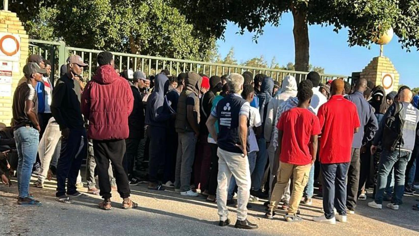 La concentración de personas migrantes en Guardamar.