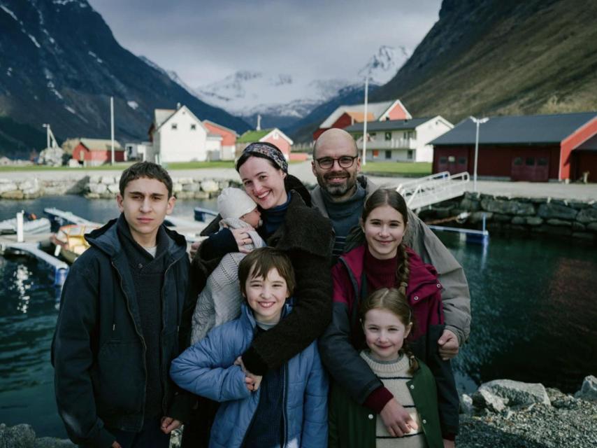 Una imagen de 'Fjord', con Renate Reinsve en el centro