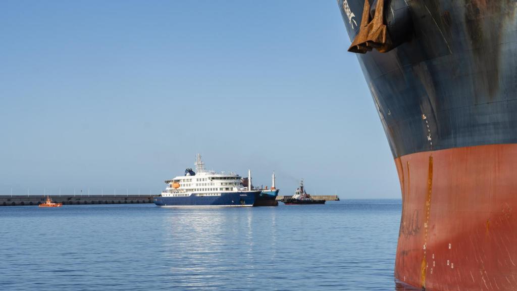 El MV Hondius, mientras fondea en el Puerto de Granadilla, en Tenerife. 