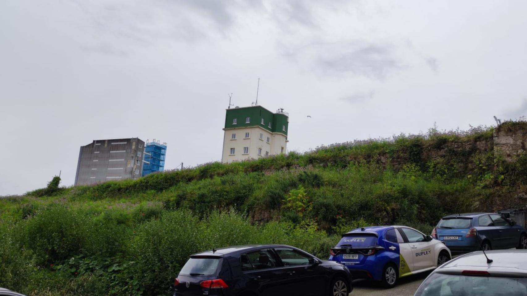 Zona verde en desnivel del Parque del Agra, con el Observatorio y la torre de Gregorio Hernández al fondo.