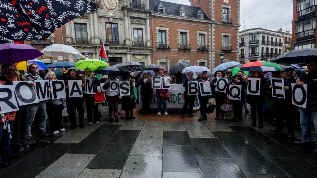 Manifestantes portan pancarta con lema 'Rompamos el bloqueo' durante una concentración de apoyo a la flotilla, frente al Ministerio de Asuntos Exteriores, a 10 de mayo de 2026, en Madrid (España).