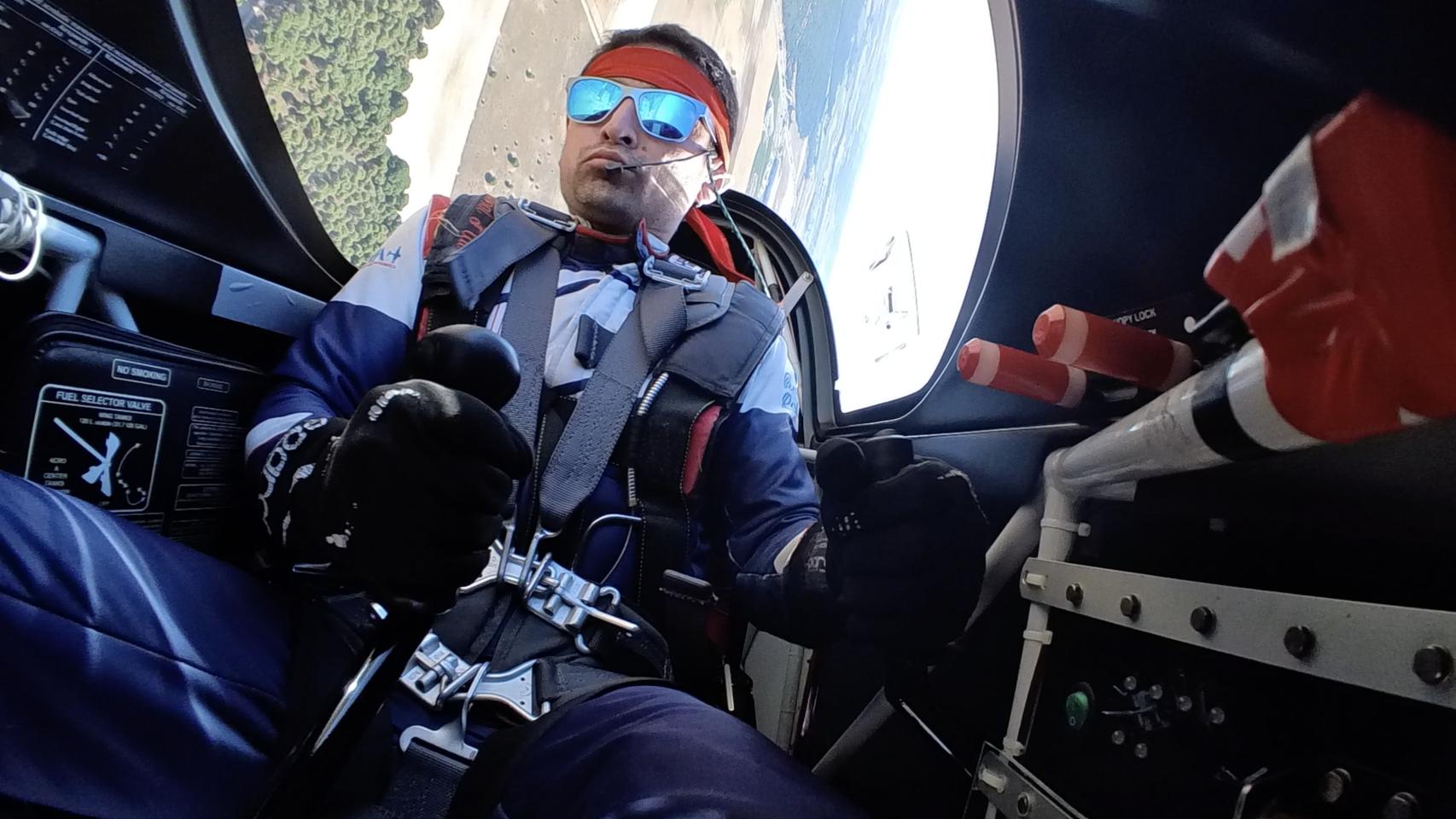 Camilo Benito haciendo piruetas en el avión. 