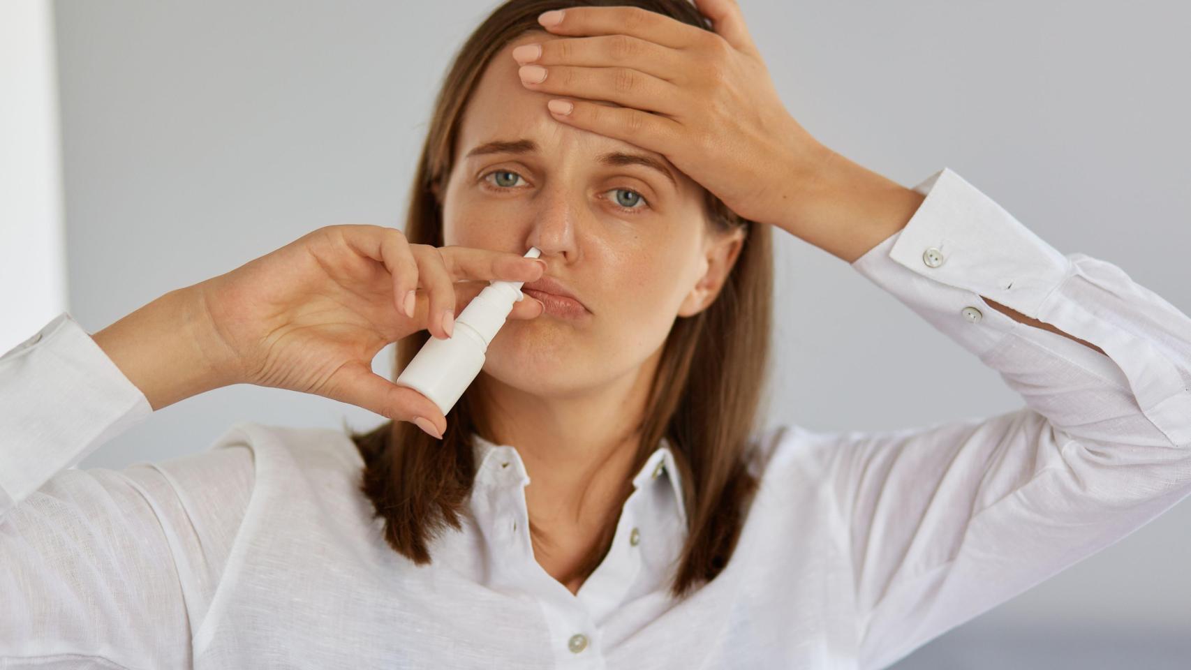 Mujer usando un spray nasal.jpg