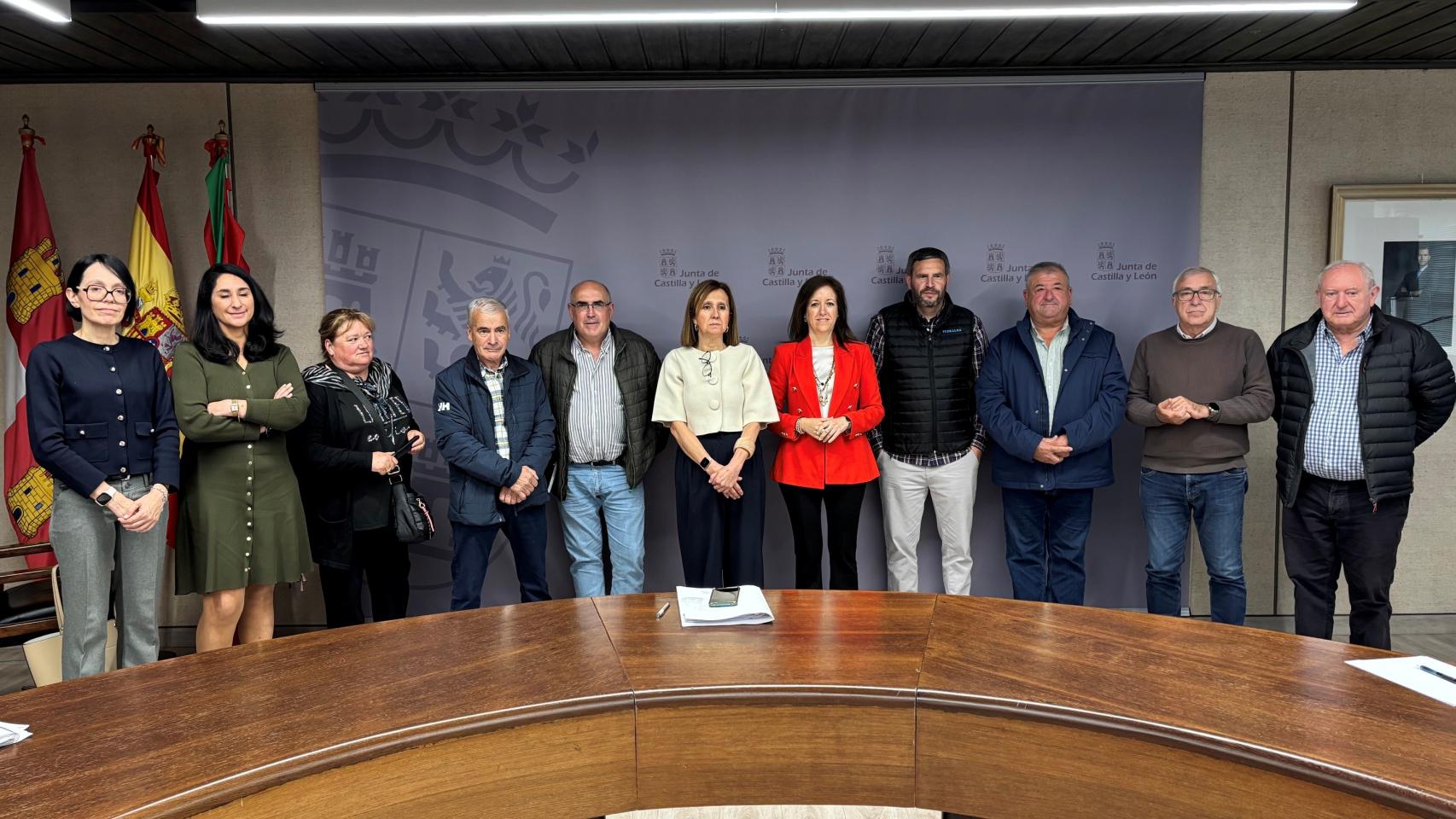 La directora general de Transportes y Logística, Laura Paredes con los alcaldes de la comarca de Sanabria.