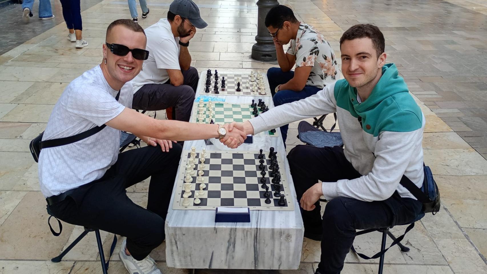 Alberto Toval, ajedrecista profesional, en Calle Larios.