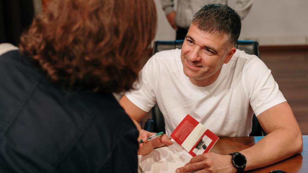 Eloy Moreno firmando un libro en el FIP