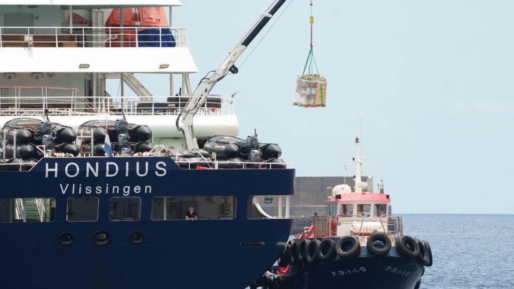  El crucero 'MV Hondius' se prepara para desembarcar esta tarde en Granadilla de Abona (Tenerife) a los últimos pasajeros a bordo.