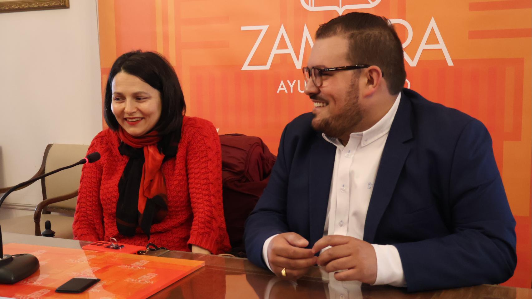 La concejala de Cultura, María Eugenia Cabezas y el coordinador de la Fundación del Pueblo Gitano de Zamora, Carlos Fernández.