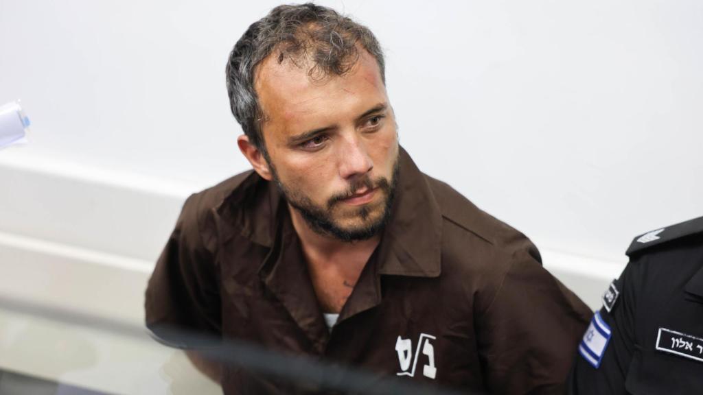 Thiago Avila, miembro de la Flotilla Global Sumud, llega para asistir a su juicio por una extensión de la prisión preventiva en el Tribunal de Magistrados de Ashkelon en Ashkelon el 3 de mayo de 2026.