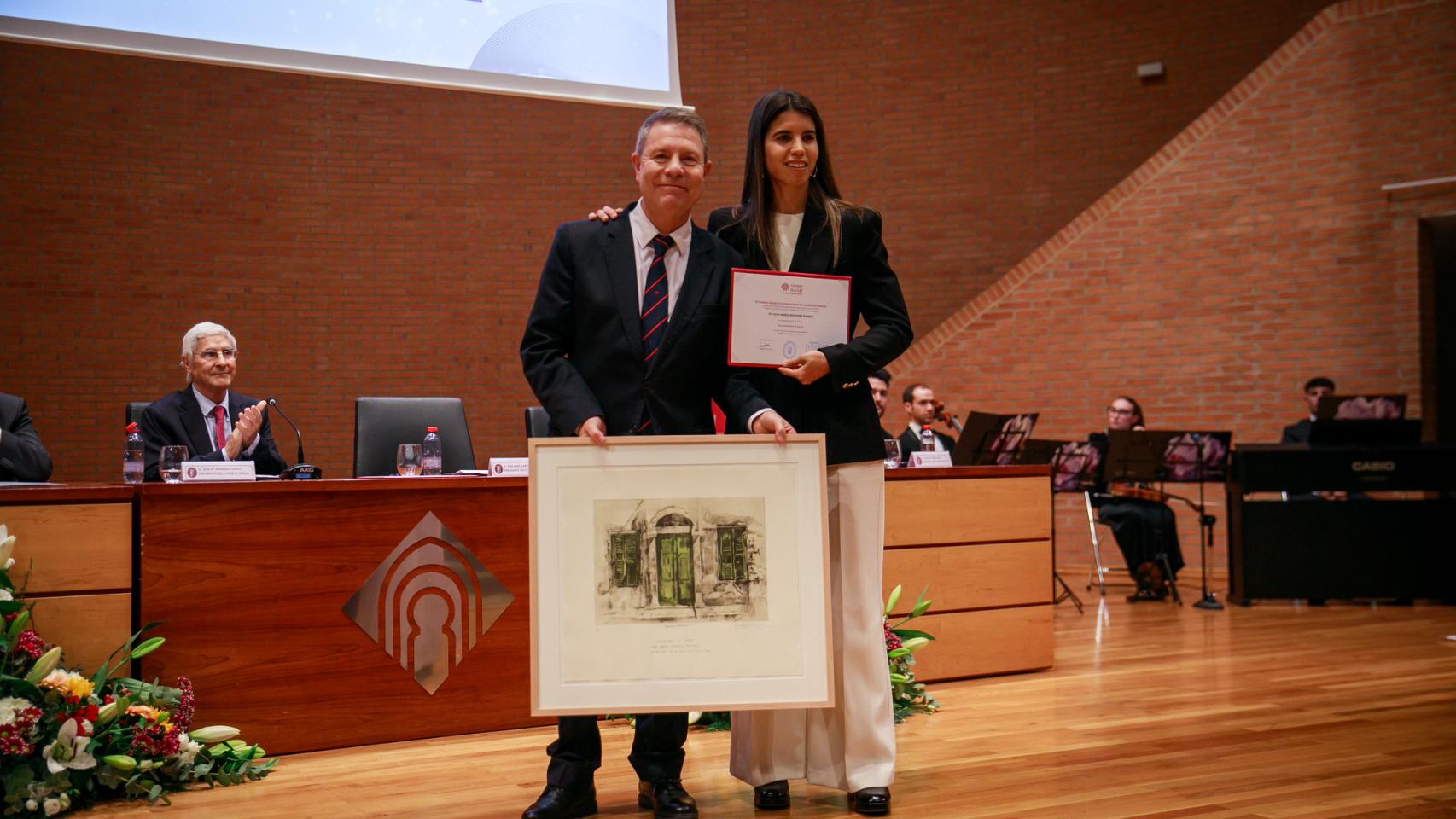 Emiliano García-Page junto a la futbolista Alba María Redondo.