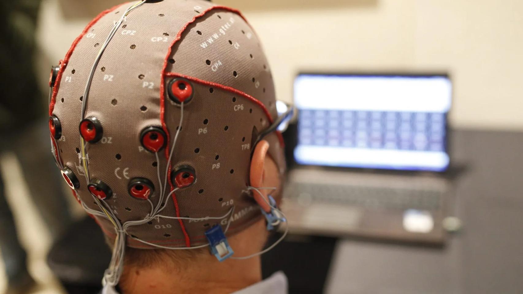 Imagen de archivo de un hombre sometiéndose a una prueba para comprobar su capacidad cerebral.
