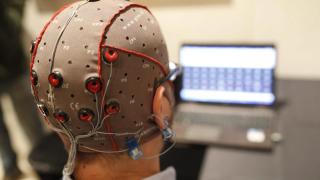 Imagen de archivo de un hombre sometiéndose a una prueba para comprobar su capacidad cerebral.