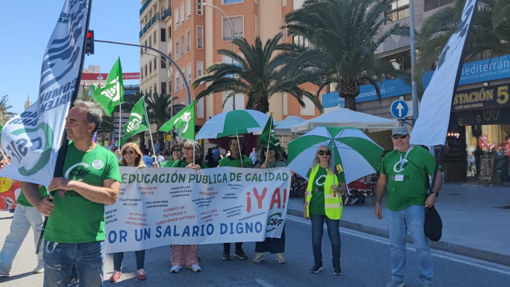 Profesores de Alicante en una manifestación.