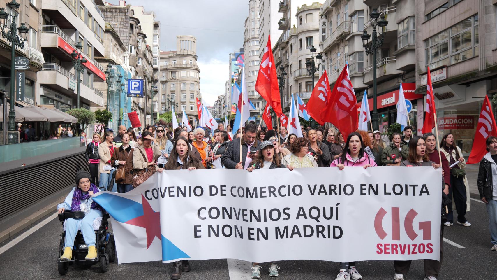 Manifestación de trabajadoras del sector de gran comercio de textil y calzado, a 11 de mayo de 2026 en Vigo
