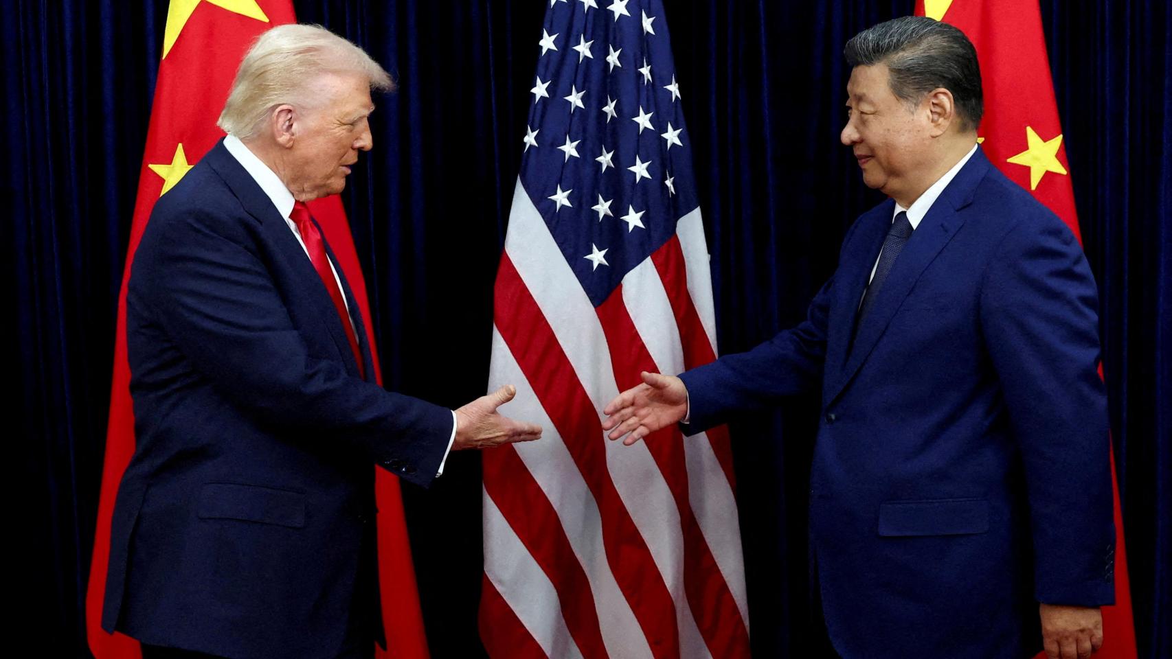 Donald Trump estrecha la mano de Xi Jinping durante una reunión bilateral en Busan, Corea del Sur, el 30 de octubre de 2025.