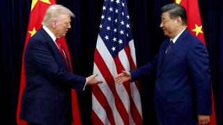 Donald Trump estrecha la mano de Xi Jinping durante una reunión bilateral en Busan, Corea del Sur, el 30 de octubre de 2025.