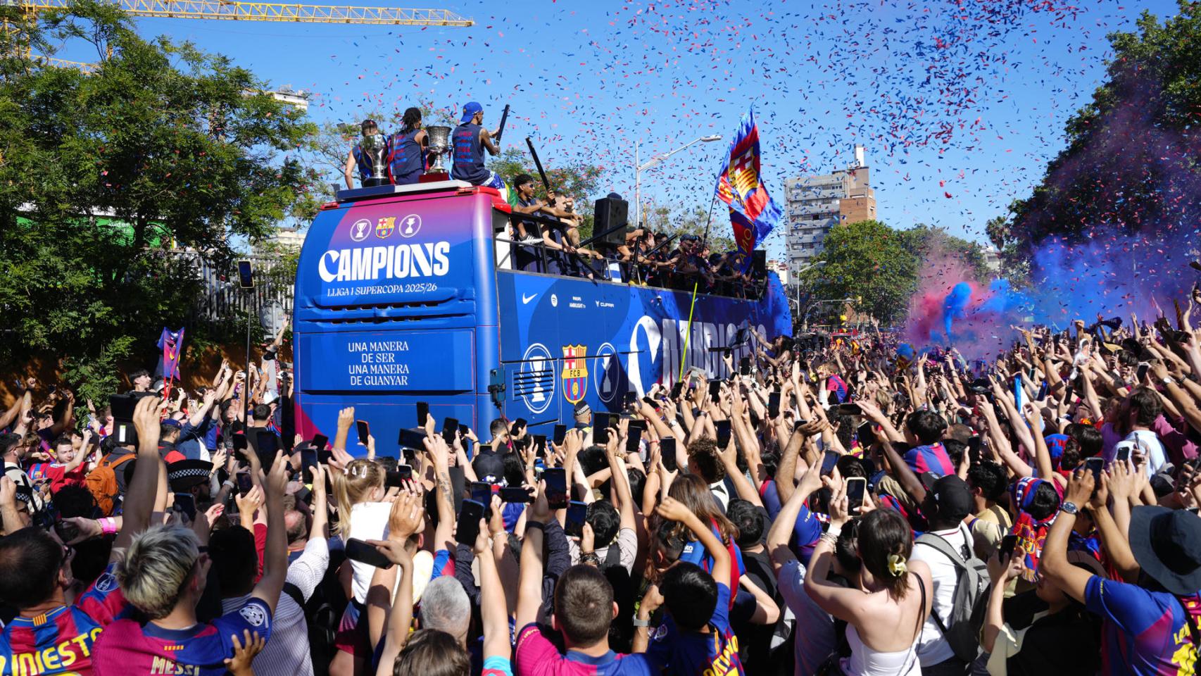 Los jugadores del Barça, subidos al autobús durante la rúa por las calles de Barcelona.