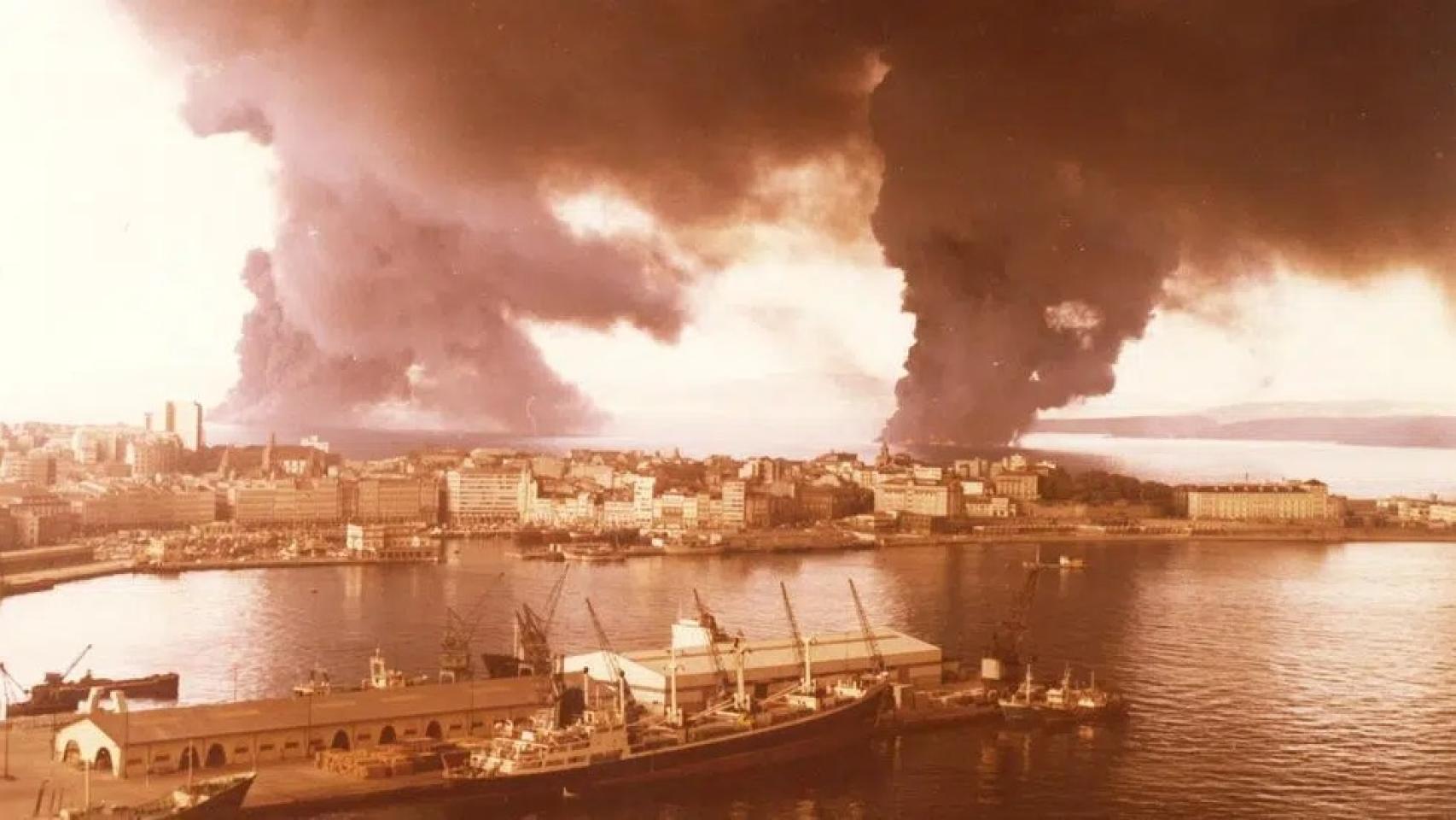 Columnas de humo cubriendo A Coruña tras el hundimiento del Urquiola en 1976.