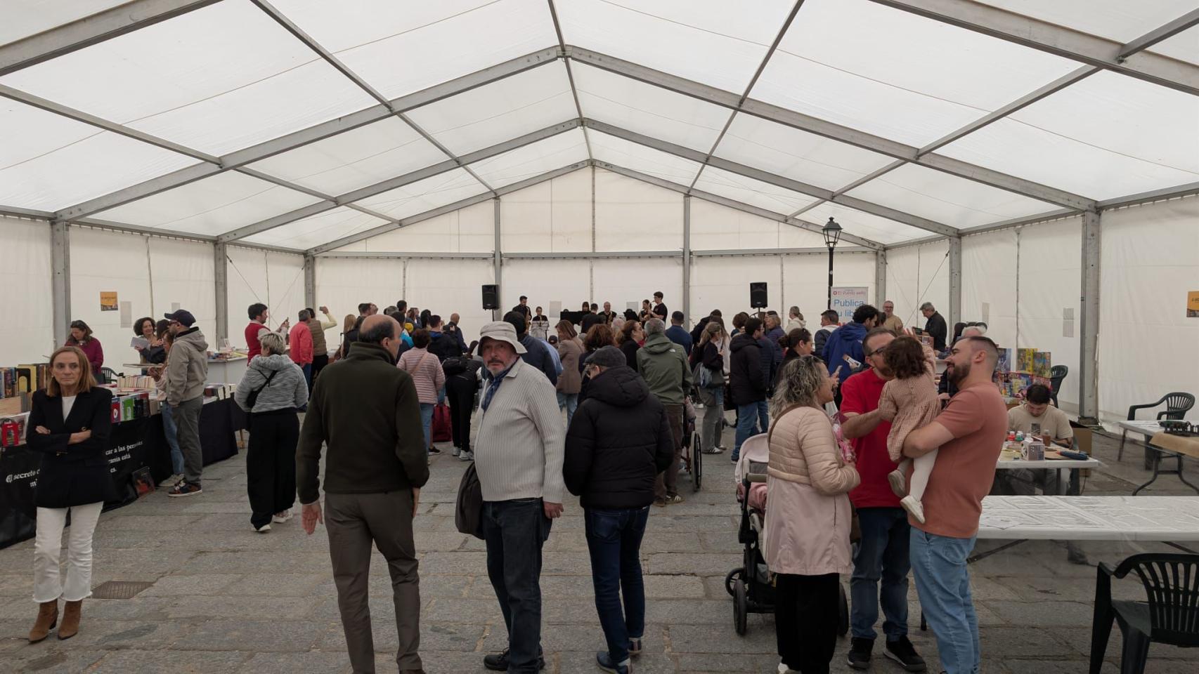 Ambiente en la carpa de la Feria del Libro de Toro.