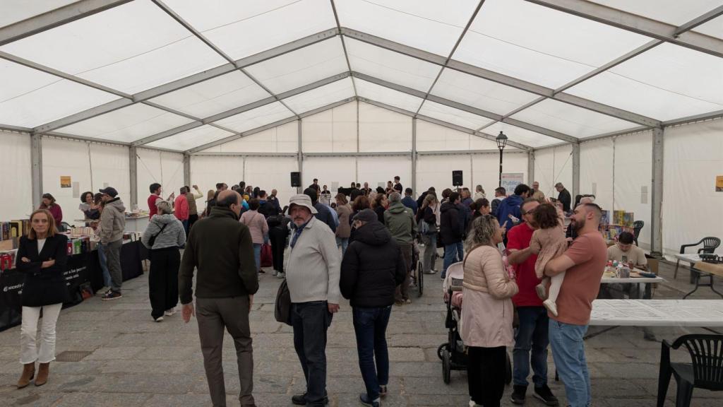 Ambiente en la carpa de la Feria del Libro de Toro.