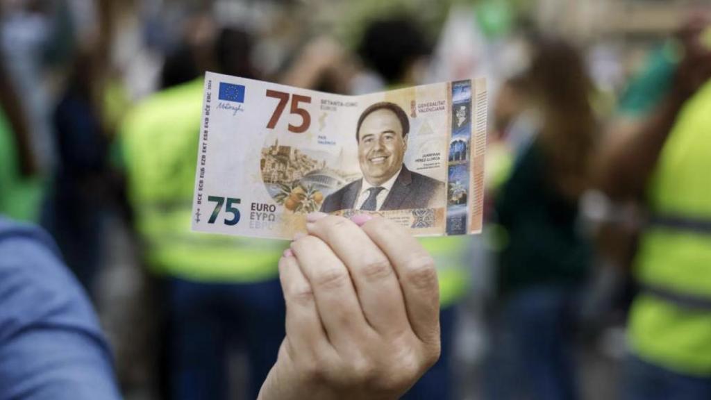 Billetes de 75 euros en la huelga. EFE/Biel Aliño