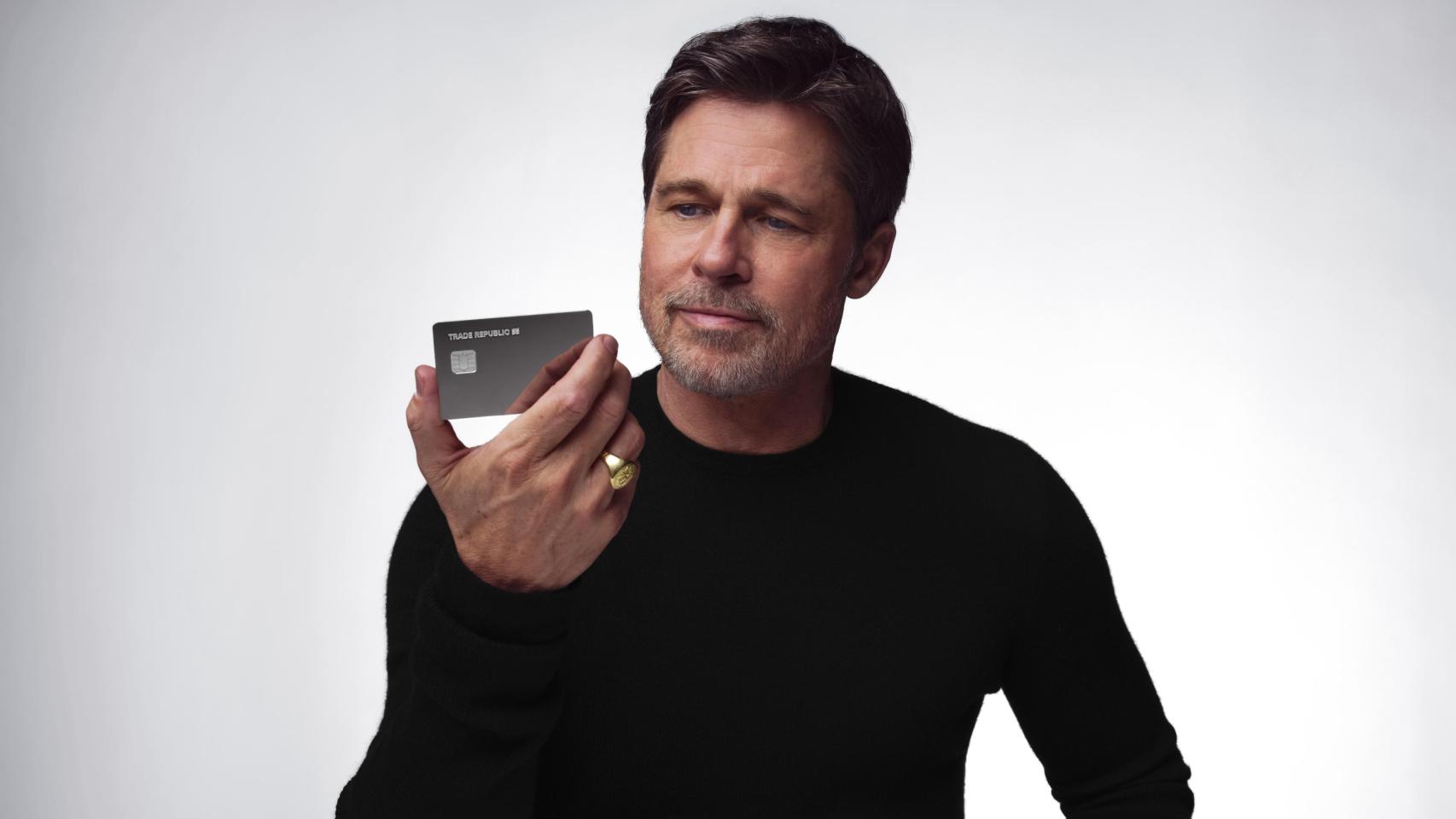 La campaña publicitaria con Brad Pitt sosteniendo una tarjeta de Trade Republic.