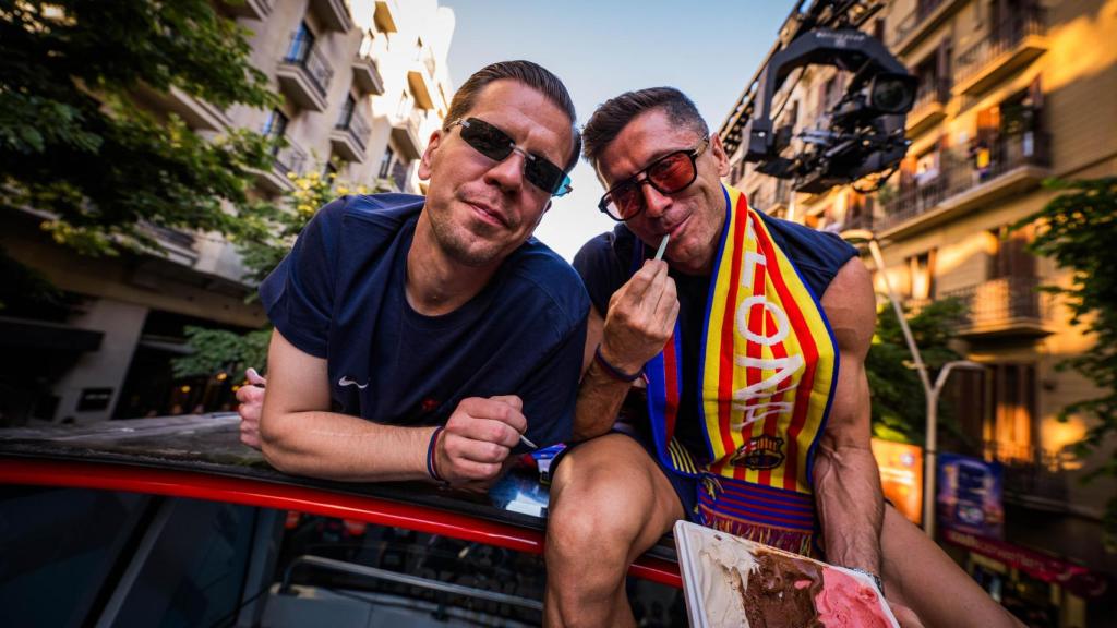 Szczesny y Lewandowski comen helado durante el desfile de celebración del Barça.